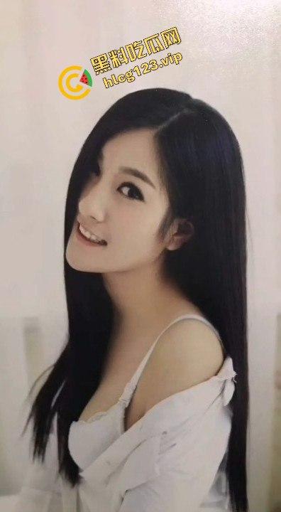 真实情侣泄密！反差婊眼镜娘驾驶位摸奶挑逗，居家打电话打飞机，全程骚到爆！-11