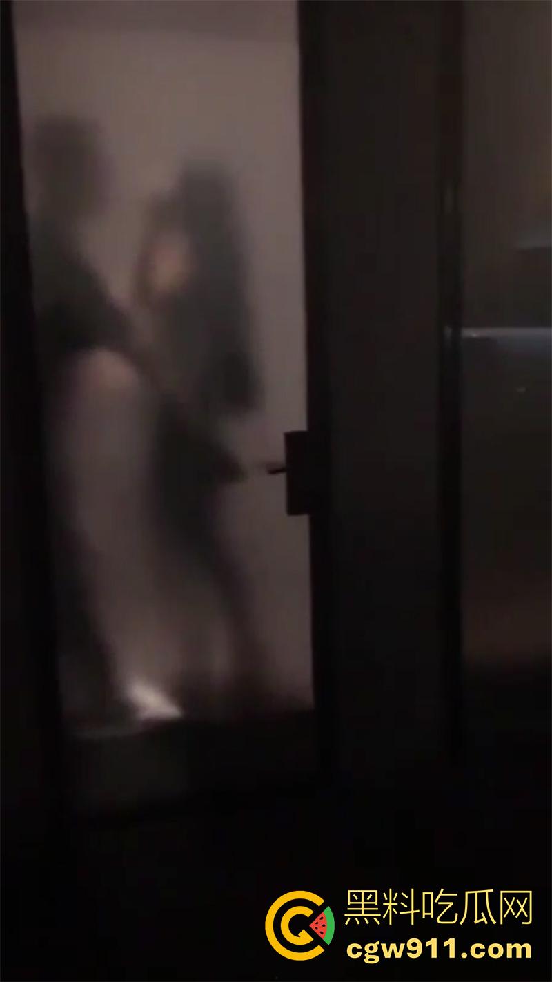 偷拍酒吧厕所的喝精女孩，半透明厕所门，清晰可见女孩下跪吃鸡，疯狂嗦屌口爆吞精，这绝对是个好女孩吧！-4