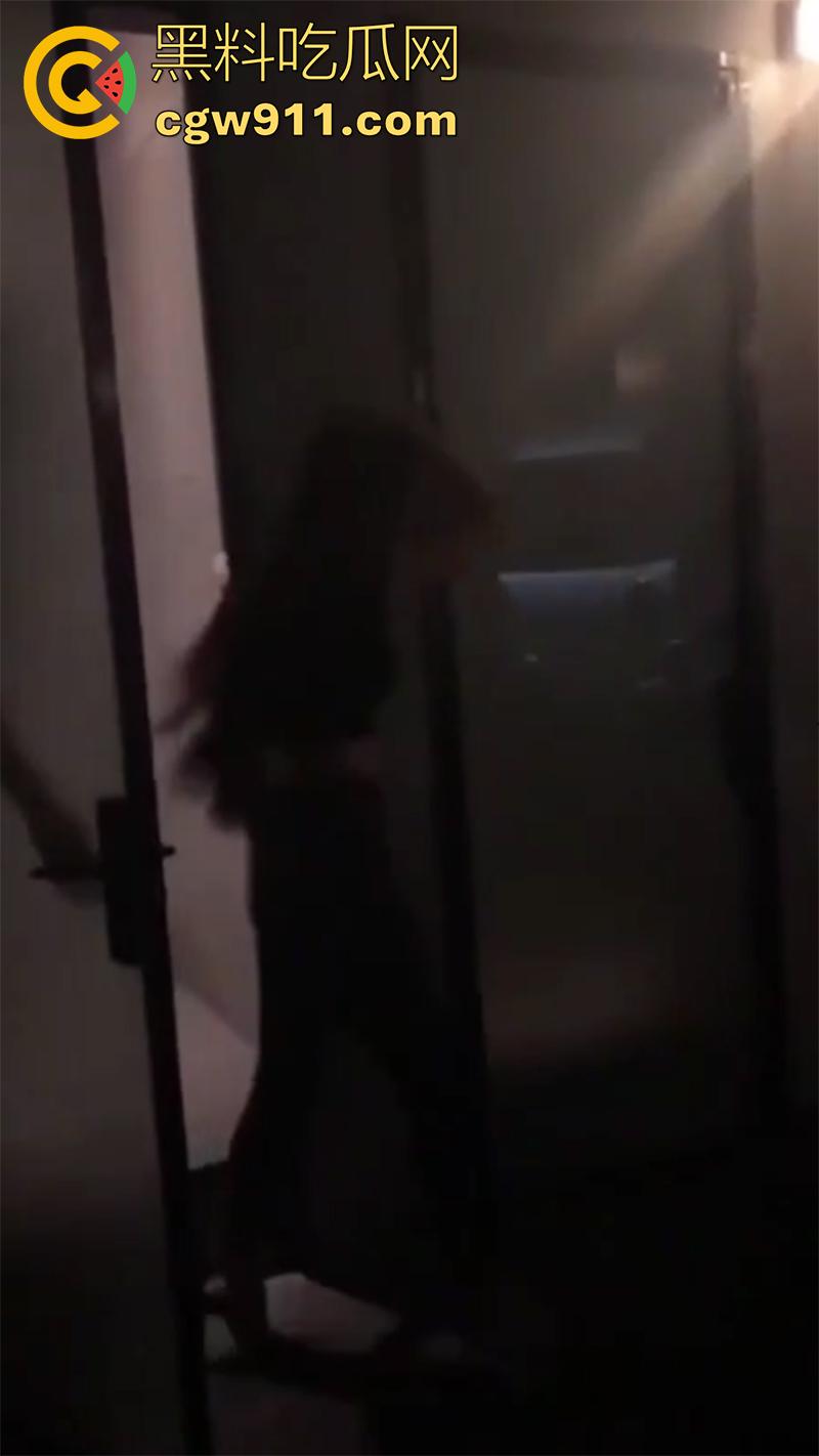 偷拍酒吧厕所的喝精女孩，半透明厕所门，清晰可见女孩下跪吃鸡，疯狂嗦屌口爆吞精，这绝对是个好女孩吧！-5