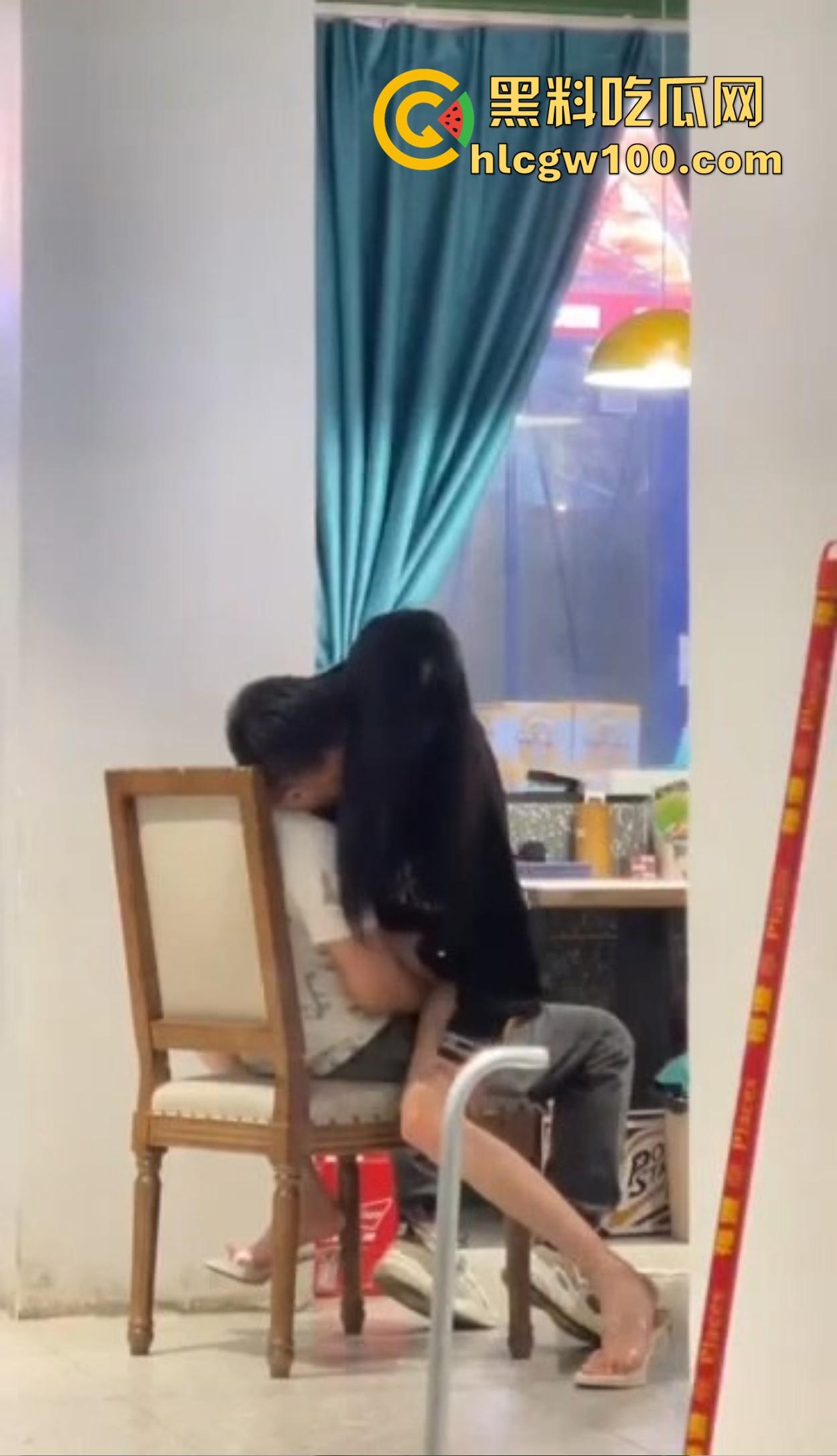 大哥吃饭也要抠B,大厅里极品骚货大长腿一骑逼就湿，大哥当场疯狂抠逼抠得手抽筋，旁边路过的老哥看呆掏出了纸！-10