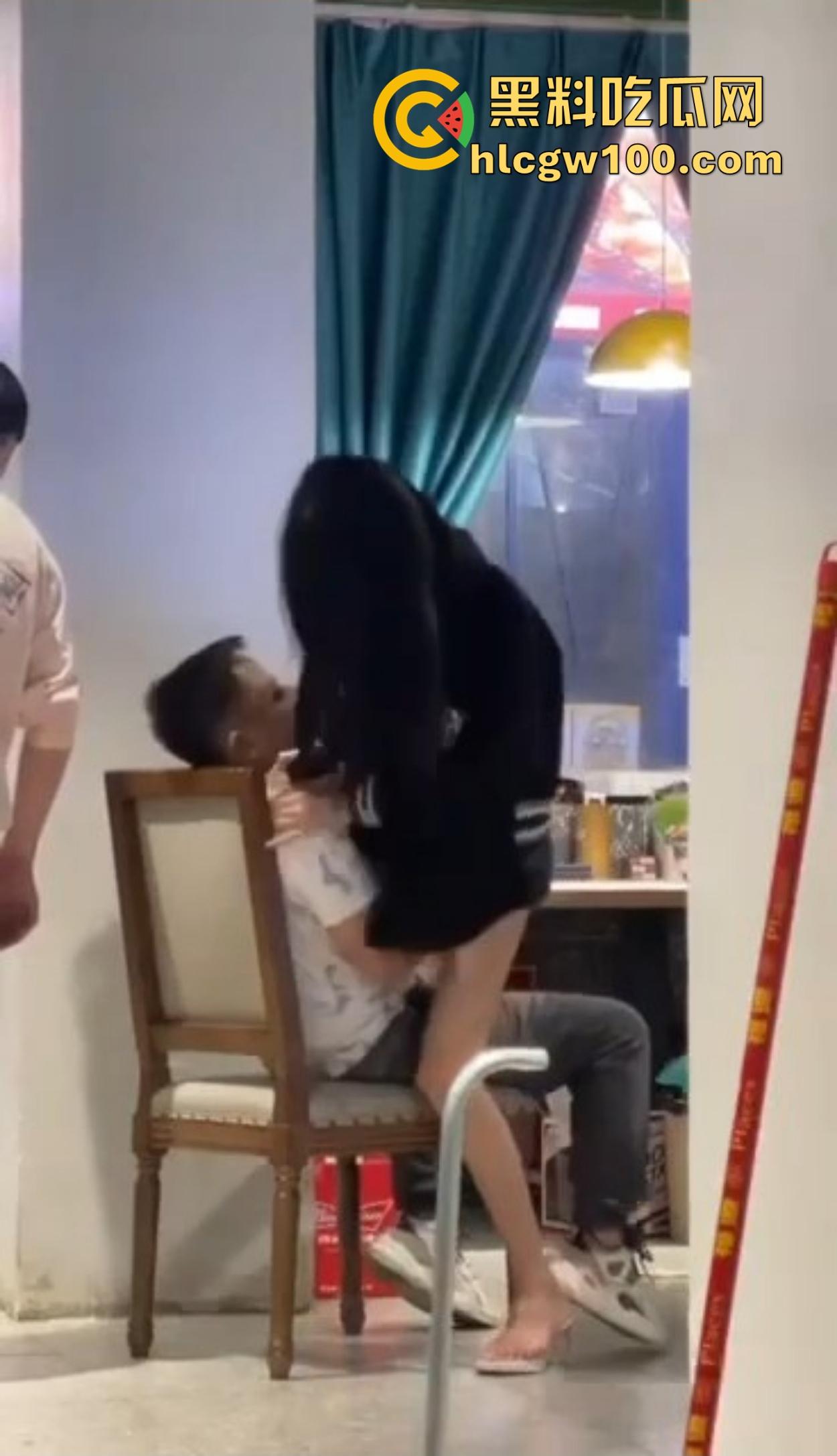 大哥吃饭也要抠B,大厅里极品骚货大长腿一骑逼就湿，大哥当场疯狂抠逼抠得手抽筋，旁边路过的老哥看呆掏出了纸！-11