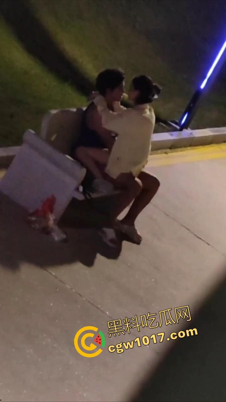 书扔到了地上，奶子握在了手里，从白天到黑夜，从4号楼到教学楼，广东海洋学院色情男女随机户外调教！-3