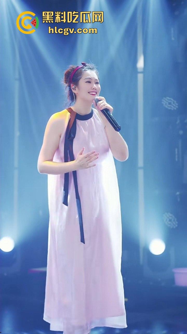 背光下的硕大果实！主播『王乙翕』真空半透纱裙直播唱歌，擦边操作吸引2万男粉丝，抖音新套路惊呆众人！-7