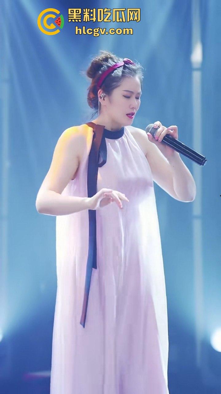 背光下的硕大果实！主播『王乙翕』真空半透纱裙直播唱歌，擦边操作吸引2万男粉丝，抖音新套路惊呆众人！-8