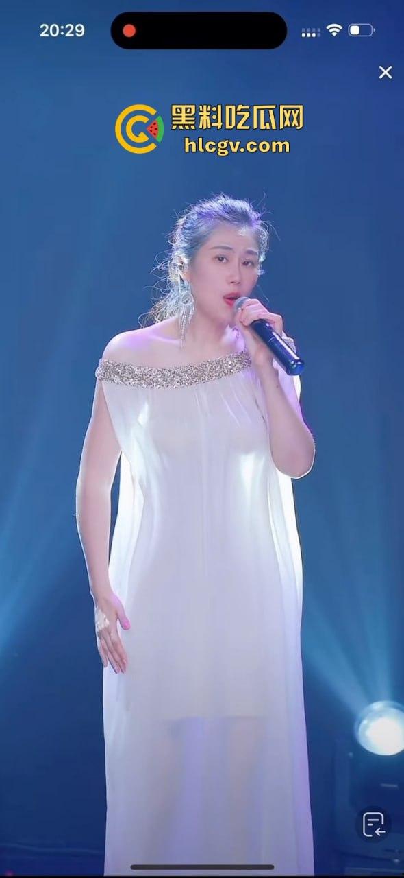 背光下的硕大果实！主播『王乙翕』真空半透纱裙直播唱歌，擦边操作吸引2万男粉丝，抖音新套路惊呆众人！-9