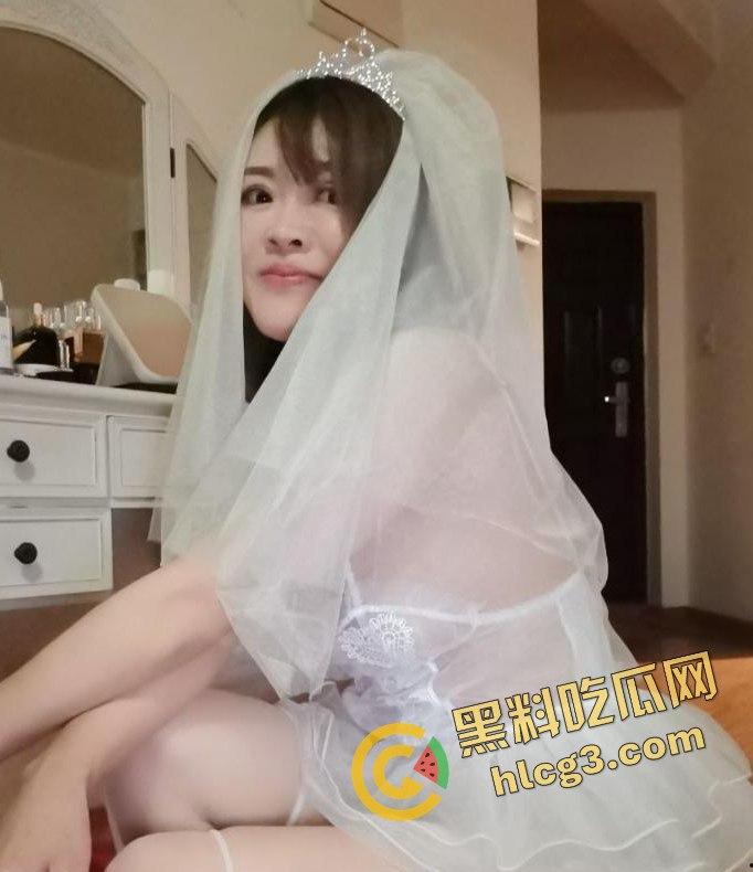 成都上岸美女骚鸡『丘丘』私密视频外泄！丰乳肥臀绝美身材镜前被男友后入狂草！-1