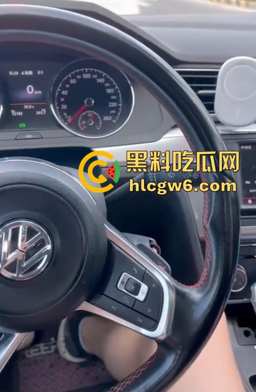 大众高尔夫驾驶过程中车震自拍视频 戴眼镜的职场美女疯狂吞吐J8 感觉她给车主口交 自己也能高潮！-3